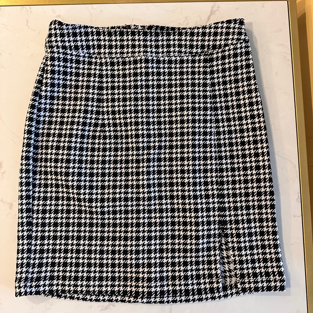 Houndstooth Mini Skirt with Left Front Slit - SZ 0